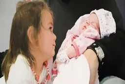 لحظه زیبای دیدار پدرومادر با فررندشان بعد از ۱۴ سال جستجو