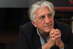 رضا کیانیان خطاب به هجمه کنندگان به پرویز پرستویی در امریکا: اگر به دموکراسی معتقدید، اجازه دهید هر کس عقیده خودش را داشته باشد 