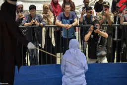 گفتند موقع شلاق خوردن جیغ نزن که نامحرم صدایت را نشنود!