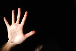 بارداری دختر 13 ساله از برادر ناتنی‌اش! | تجاوزهای مداوم جوان شیطان صفت به خواهرش!