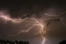 طوفان و صاعقه در تهران 9 فوتی و مصدوم بر جای گذاشت