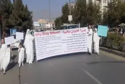 یک استاد دانشگاه با خانواده‌اش کفن پوش دست به اعتراض زدند