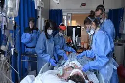 
کووید ۱۹  |   مبتلایان به کرونا در انگلیس ۴۰ درصد افزایش یافت .
