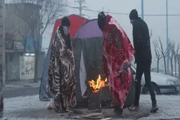 ضبط لحظه وقوع هولناک زلزله‌ی خوی از دوربین مدار بسته | همه چی ریخت روی سرشون! + ویدئو