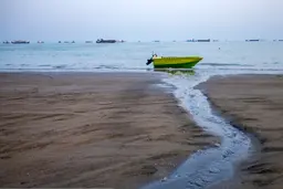 ورود فاضلاب شهر بندرعباس به دریا  روز به روز آنرا آلوده‌تر می‌کند