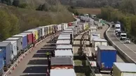 هزاران کامیون و تریلر در انتظار عبور