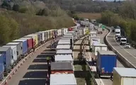 هزاران کامیون و تریلر در انتظار عبور