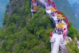 صحنه‌ی عجیب و حیرت‌انگیز پیاده‌روی در میان ابرها+ویدئو 