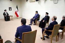 مقام معظم رهبری: تنها راه پیروزی در برابر فشارهای آمریکا مقاومت است