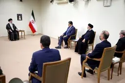 مقام معظم رهبری: تنها راه پیروزی در برابر فشارهای آمریکا مقاومت است