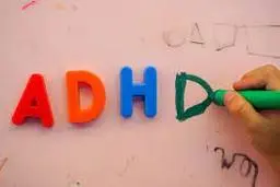 شش نشانه پنهان از ADHD |  اگه با چندتا این نشانه‌ها ارتباط گرفتی، شاید وقتشه که بیشتر درباره ADHD بدانید + ویدیو 