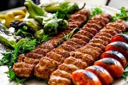 
تفاوت قیمت زمین تا آسمانی قیمت کباب در رستوران‌های شهر/ کباب کوبیده سخی ۱۴۰ هزار تومان!

