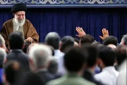 هدیه رهبر انقلاب به یکی از کارگران دیدار امروز