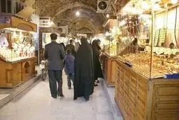 بازارها امروز قرمزپوش شدند