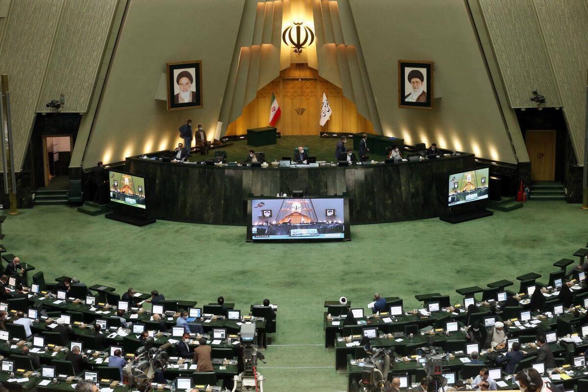 پیشنهادهای عجیب نمایندگان برای لایحه حجاب؛ از ممنوعیت کاشت ناخن تا اجباری شدن چادر در دانشگاه