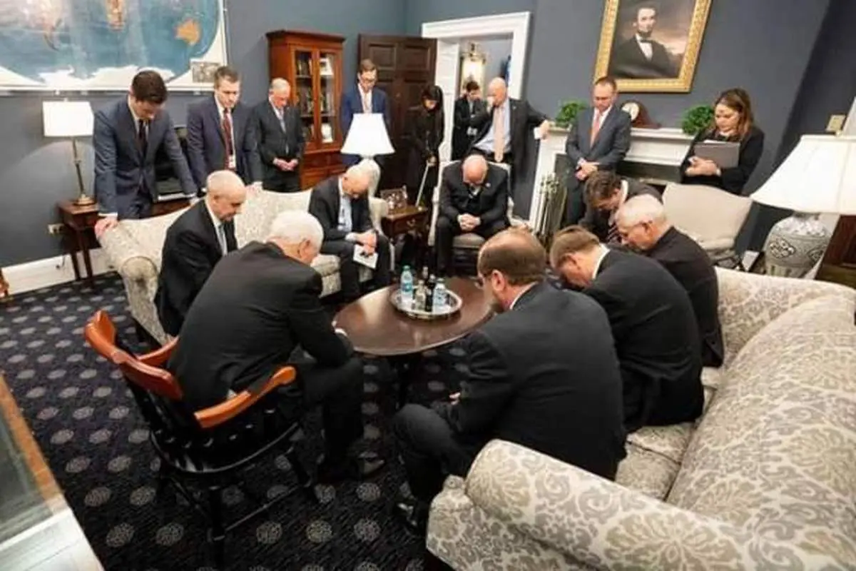 دعای دفع بلا در جلسه ستاد بحران کرونا در کاخ سفید (+عکس) 