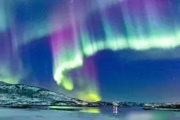 چرا شفق‌ قطبی به رنگ‌های مختلف دیده می‌شود؟