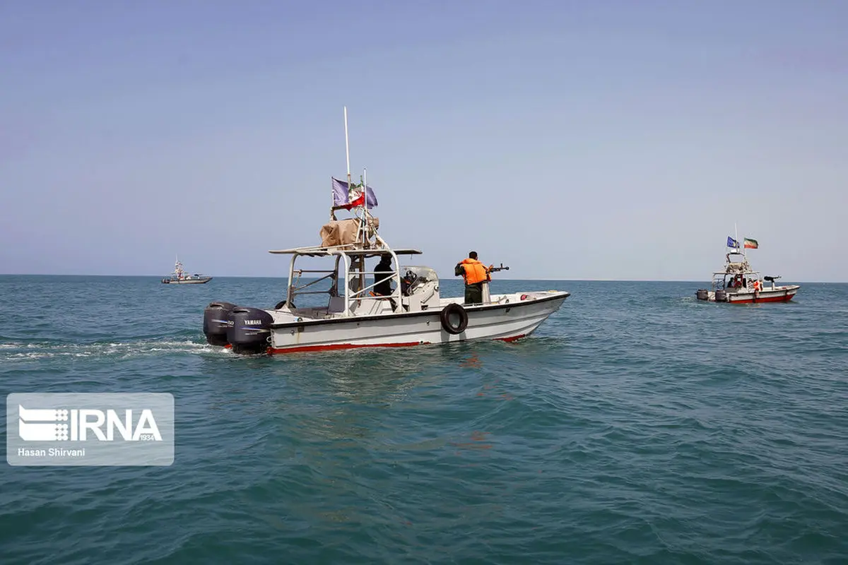 توقیف کشتی‌های ترال  در دریای عمان  + عکس