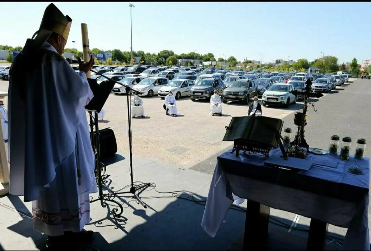 در فرانسه اولین مراسم مذهبی با اتومبیل انجام شد