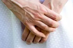 میدونستی میتونی با رنگ دستت بفهمی چه رنگی بهت میاد؟! | با رگ دست متوجه شوید چه رنگ لباسی به شما می‌آید | رگ‌های شما چه رنگی است؟