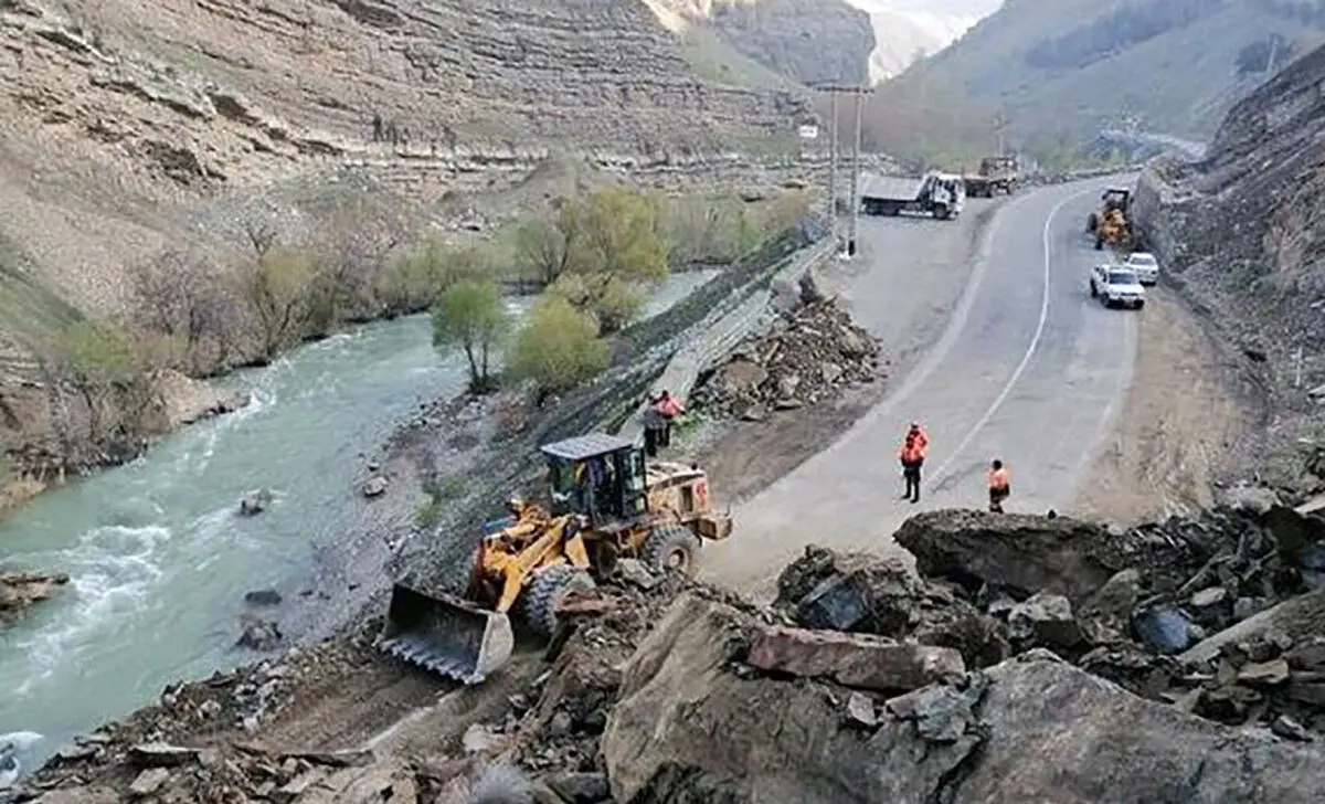 ریزش هولناک کوه در جاده چالوس روی 2 خودرو + جزییات حال مصدومان