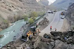 ریزش هولناک کوه در جاده چالوس روی 2 خودرو + جزییات حال مصدومان