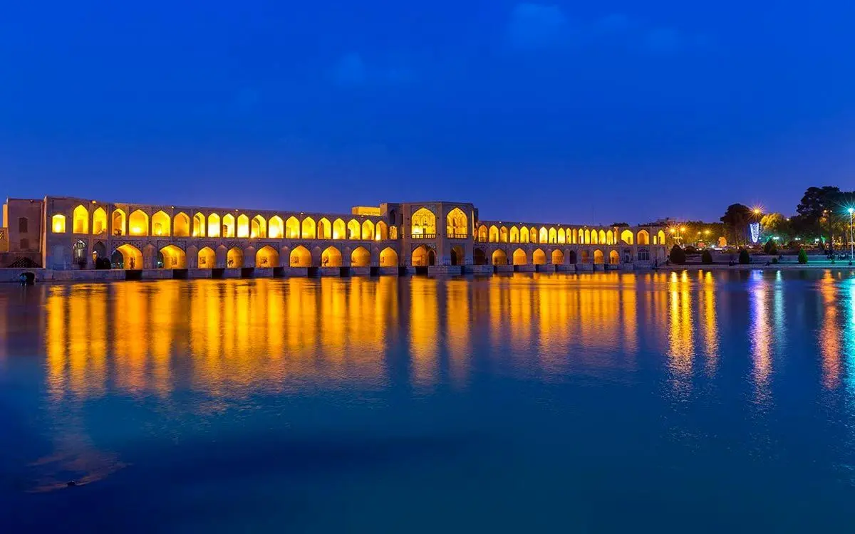 تصویرسازی هوش مصنوعی از اصفهان در ۱۰۰ سال آینده! | آدم باورش نمیشه! + عکس
