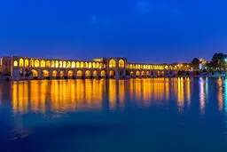 تصویرسازی هوش مصنوعی از اصفهان در ۱۰۰ سال آینده! | آدم باورش نمیشه! + عکس