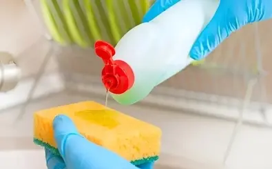 هرگز مایع ظرفشویی را روی اسکاچ نریزید! | اشتباه رایجی که یک عمر از آن غافل بودید