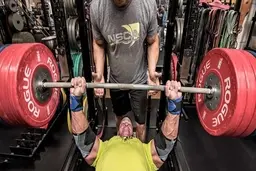 افتادن وزنه روی یک مرد در باشگاه!+ویدئو