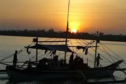 ماهیگیر ایرانی آزاد شده امشب عازم تهران هستند

