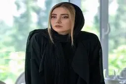 تیپ متفاوت بهاره افشاری با یک مانتو جیغ / دیوانه بازی بهاره افشاری در مترو تهران
