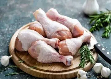 رئیس اتحادیه مرغداران گوشتی: با وجود افزایش اخیر، مرغ هنوز به قیمت واقعی خود نرسیده | طی سه ماه گذشته، مرغداران محصولات خود را با حداکثر ۱۱۵ درصد افزایش قیمت روانه بازار کردند و به ازای هر کیلوگرم، بین ۸۰ تا ۱۰۰ هزار تومان متضرر شدند