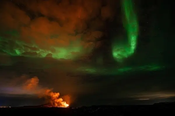 تصویری زیبا از هم زمان شدن شفق قطبی با فوران آتشفشان +ویدئو