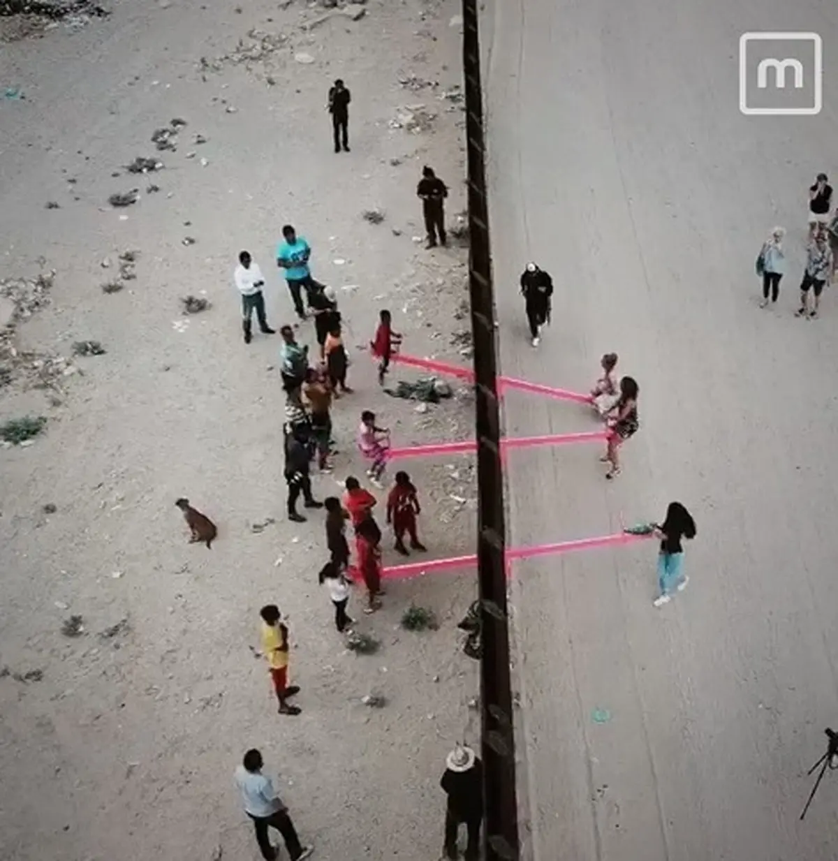 الاکلنگ بازی کودکان بین مرز آمریکا و مکزیک| نصب الاکلنگ های صورتی میان مرز آمریکا و مکزیک  