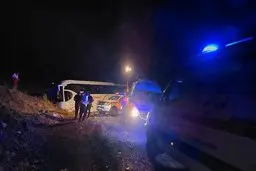 انحراف اتوبوس مسافربری از جاده چندین مصدوم بر جای گذاشت نخ