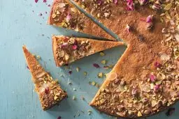 کیک سه شیر، خوش‌عطر و لطیف با گل محمدی | کیک سه شیر، این‌بار با رایحه بهشتی
