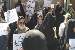 تجمع «موافقان شیوع کرونا» مقابل مجلس