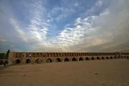 محیط‌زیست: خشک شدن زاینده‌رود، فرونشست زمین و مرگ تالاب گاوخونی را به نقطه‌ای بی‌بازگشت رسانده؛ حتی آب شرب را هم در آستانه تهدید قرار داده