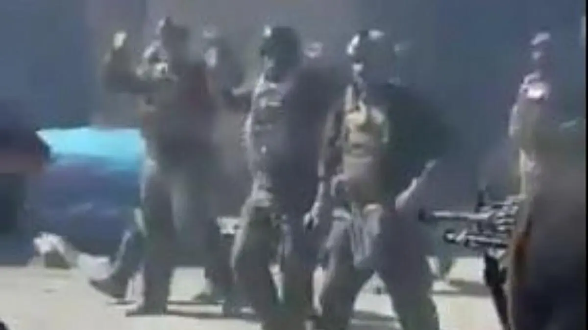 شلیک طالبان به ۲۲ کماندوی افغان که دست‌ها را به علامت تسلیم بالا برده بودند 
