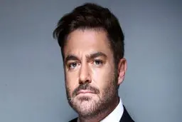 شغل‌های عجیب محمد رضا گلزار لو‌ رفت | از بازیگری تا مدیریت سولاریوم در دبی!