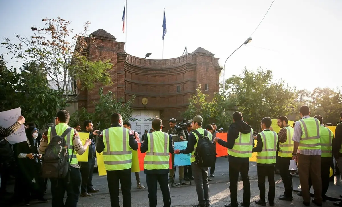 شعارنویسی بر روی دیوار سفارت فرانسه با عنوان " خانه ی همجنس بازان" + عکس