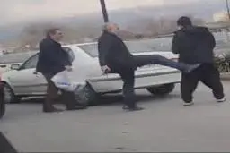 رفتار زشت مامور شهرداری تبریز با دستفروش معلول +ویدئو