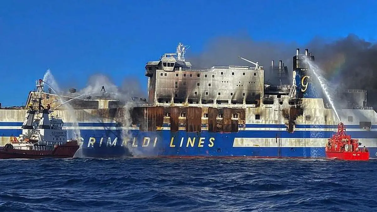 کشتی مسافربری ایتالیایی در آتش سوخت | ۱۲ مسافر همچنان مفقودند