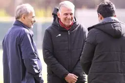 رفتار بسیار صمیمانه علی دایی با کی روش | جوری دستای همدیگر رو گرفتن که انگار برادر خونی هستن! + عکس