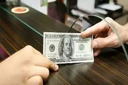 نرخ خرید و فروش دلار و یورو در صرافی بانک‌ها 