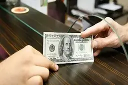 نرخ خرید و فروش دلار و یورو در صرافی بانک‌ها 