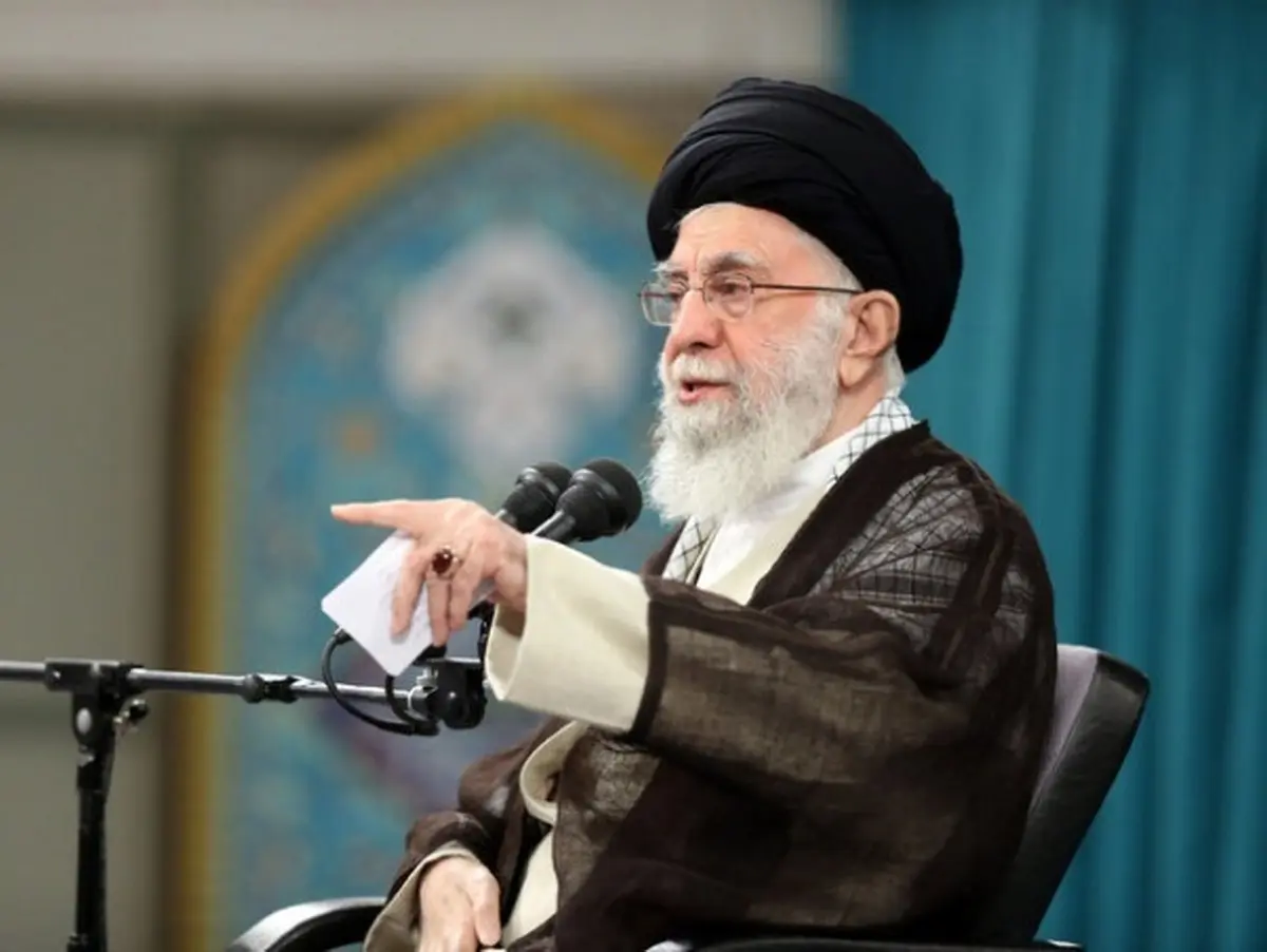 رهبر انقلاب اسلامی: در کشور به طور محسوس مشکل معیشت مردمی و رفاه خانوار داریم | سیاست‌های اصل ۴۴ با دقت و فکر انتخاب شد و باید به آن عمل بشود | در دهه ۹۰ به دلایل مختلف «تعطیلی نسبی مسائل اقتصادی» را داشتیم