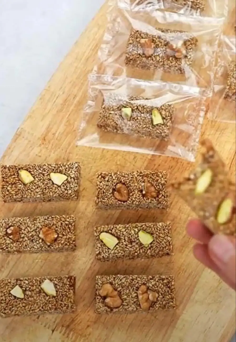 طرز تهیه کنجد بار مقوی برای عصرانه + ویدیو 