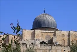

آتش سوزی عمدی وحمله به نمازگزاران در محوطه مسجد الاقصی 